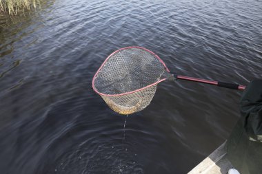 Açık hava balık avı sırasında gölün üzerinde balıklarla balık ağı.