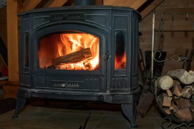 İçi odun ve alevlerle dolu demir odun ocağı dök.