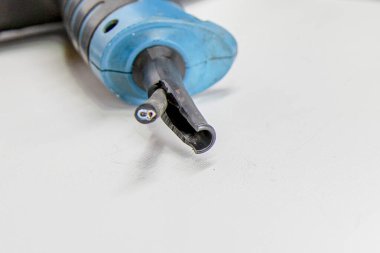 Hasarlı biti olan elektrikli tornavida tamir konsepti için beyaz arkaplanda izole edildi