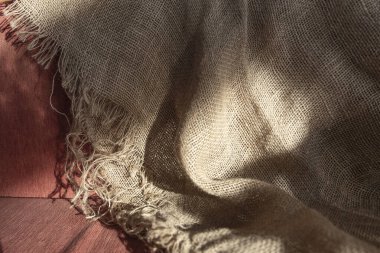 Kırsal tekstil arka planında sıcak güneş ışığı olan çuval bezi kumaşı dokusu