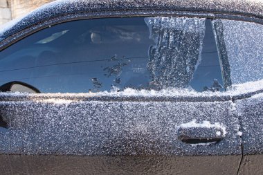 Soğuk kış koşullarında arabanın penceresi buz ve buzla kaplıdır.