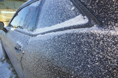 Soğuk kış sabahı araba kapısı ve pencereleri buz ve buzla kaplıydı.