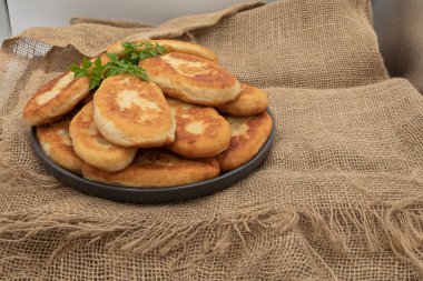 Kırsal arka planda maydanozlu ev yapımı köfteler servis edilir.