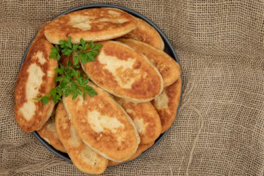 Kırsal arka planda maydanozlu ev yapımı köfteler servis edilir.