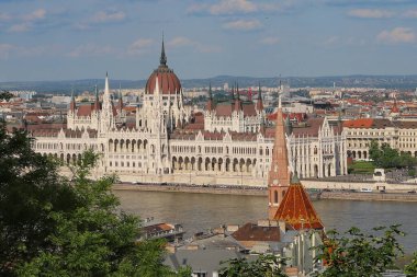 Budapeşte 'de Tuna Nehri ile Macar Parlamentosu binasının panoramik manzarası