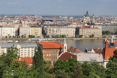 Tuna Nehri ve tarihi mimarisi ile Budapeşte şehir merkezinin panoramik manzarası