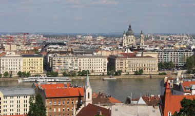Tuna Nehri ve tarihi mimarisi ile Budapeşte şehir merkezinin panoramik manzarası