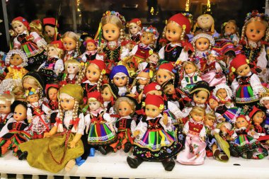 Geleneksel renkli ulusal kostümlü halk bebekleri kültürel hediyelik eşya olarak bir arada sergileniyor.