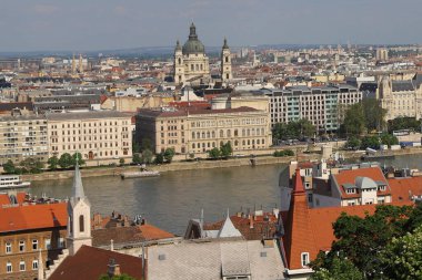Budapeşte 'deki Tuna Nehri boyunca uzanan tarihi binalar