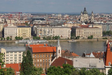 Budapeşte 'nin panoramik şehir manzarası Tuna Nehri ve tarihi binaları