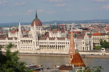 Budapeşte 'deki Tuna Nehri' nin karşısındaki Macar Parlamentosu binasının panoramik manzarası