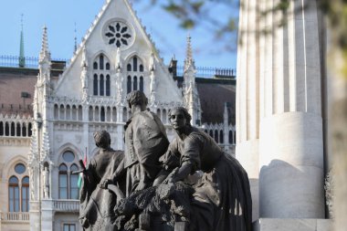 Macar Parlamentosu önünde heykel grubu 15 Temmuz 2024 Budapeşte cephesi