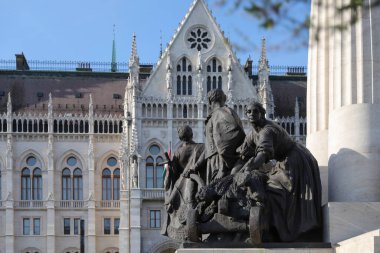 15 Temmuz 2024 'te Budapeşte' deki Macar Parlamentosu binası cephesi yakınlarındaki heykel grubu