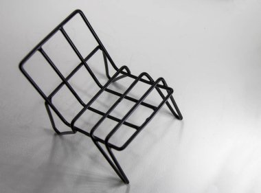 Siyah metal mutfak rafı beyaz yüzeydeki depo ve organizasyon için.