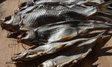 Kurutulmuş tatlı su balığı kırsal alanda ahşap bir bankta yatıyordu.