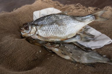 Çuval bezi üzerine yerleştirilmiş kurumuş tatlı su balığı.