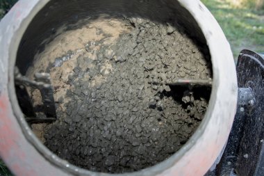 İnşaat sırasında beton karıştırıcı davul ve ıslak çimento karışımı.