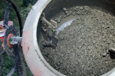 İnşaat sırasında beton karıştırıcı davul ve ıslak çimento karışımı.