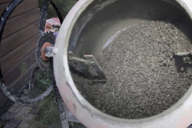 İnşaat sırasında beton karıştırıcı davul ve ıslak çimento karışımı.