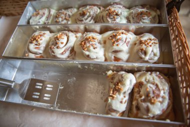 Pastanede kremalı tarçınlı dürüm.