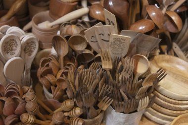 Ahşap mutfak aletleri ve el yapımı pişirme aletleri el sanatları pazarında sergileniyor.