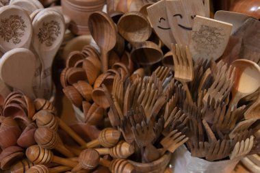 Ahşap mutfak aletleri ve el yapımı pişirme aletleri el sanatları pazarında sergileniyor.