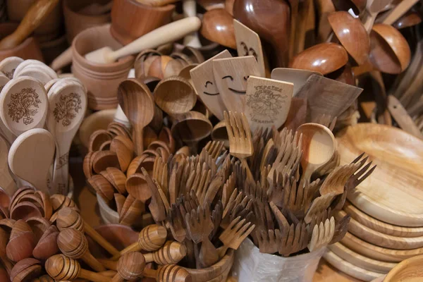 Ahşap mutfak aletleri ve el yapımı pişirme aletleri el sanatları pazarında sergileniyor.