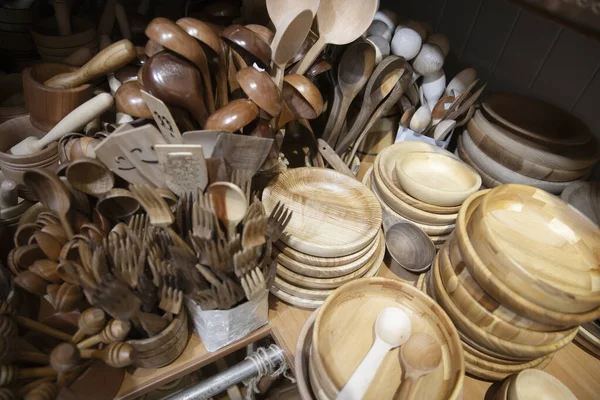 Markette çeşitli ahşap mutfak eşyaları ve el yapımı aletler sergileniyor.