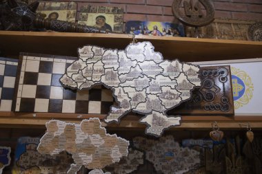 Ukrayna 'nın tahta hatıra haritası 15 Eylül 2025' te Yaremche Ukrayna 'daki pazarda sergilendi.