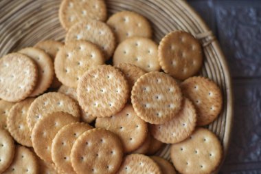 Altın tuzlu krakerler mutfağın iç kısımlarında örülmüş tepsiye saçılmış.