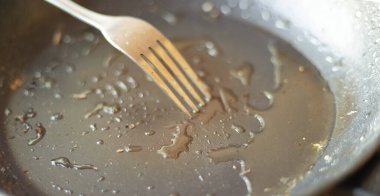 Yağlı kızartma tavası ve yağ kalıntısı sağlıksız yağ diyeti ve yüksek kolesterol riskini simgeliyor.