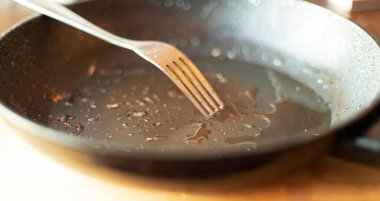 Yağlı kızartma tavası ve yağ kalıntısı sağlıksız yağ diyeti ve yüksek kolesterol riskini simgeliyor.