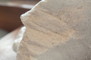 Çiğ ekmek hamuru ahşap masada doğal hafif pişirme konsepti