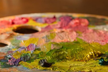 Kalın renkli fırça darbelerine sahip soyut yağlı boya dokusu