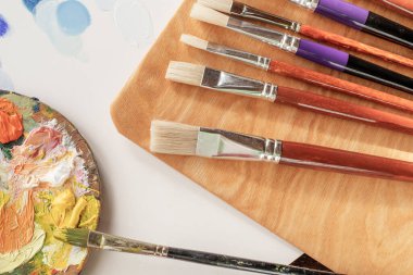 Yağlı boya palet fırça ve palet bıçağı ile boş tuval üzerinde sanatçı stüdyo çalışma alanı