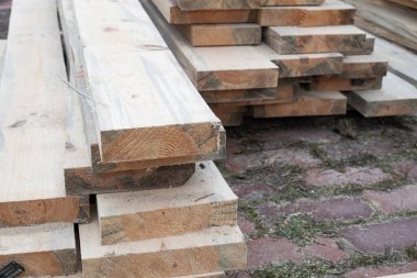 Doğal dokusu ve pürüzlü kereste yüzeyi olan istiflenmiş ahşap tahtalar.