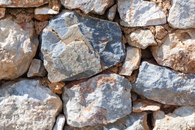 Tarihi seyahat arkaplanı için yosun içeren antik taş duvar dokusu