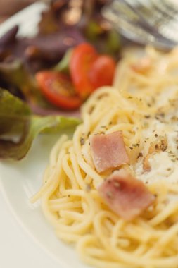 Pastırma ile makarna beyaz sos.