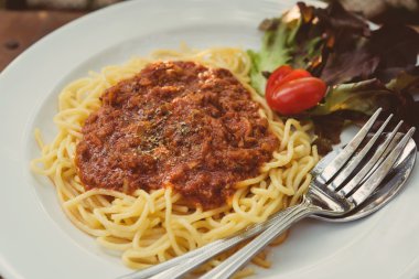 Kızarmış domuz pirzolası domates soslu spagetti.