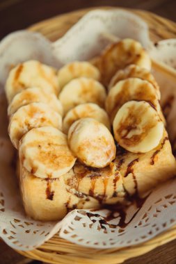 Çikolata muz sayfa ile tepesinde tost.