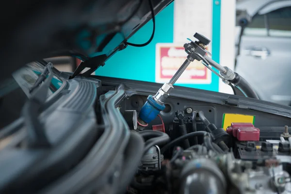 Gas dispenser voor tanken voertuig tanken faciliteit. — Stockfoto