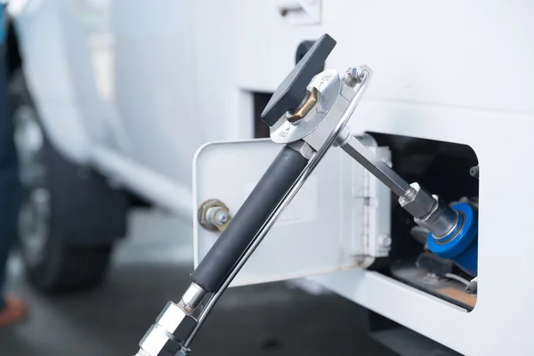 Gas dispenser voor tanken voertuig tanken faciliteit. — Stockfoto