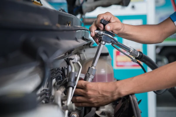 Kolu gaz ngv, lpg, cng dispanser için yakıt ikmali faci yakıt araç — Stok fotoğraf