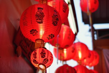 Çin fenerler Çince güzel dekore edilmiş.