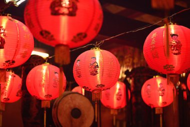 Çin fenerler Çince güzel dekore edilmiş.