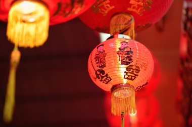 Çin fenerler Çince güzel dekore edilmiş.