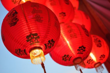 Çin fenerler Çince güzel dekore edilmiş.