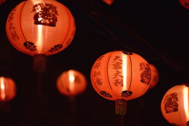 Çin fenerler Çince güzel dekore edilmiş.