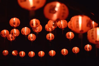 Çin fenerler Çince güzel dekore edilmiş.