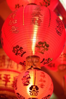 Çin fenerler Çince güzel dekore edilmiş.